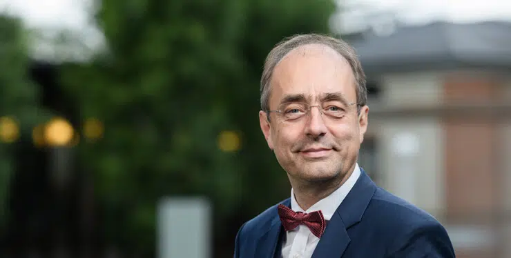20220901-Faculty-Card-KarlSchmedders-Campus-370×187-x2-MH-comp - IMD Business School