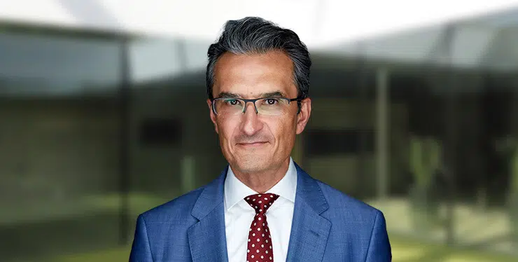20230308-Arturo-Bris-ProfilePicture-CampusBackground-740×374-comp - IMD Business School