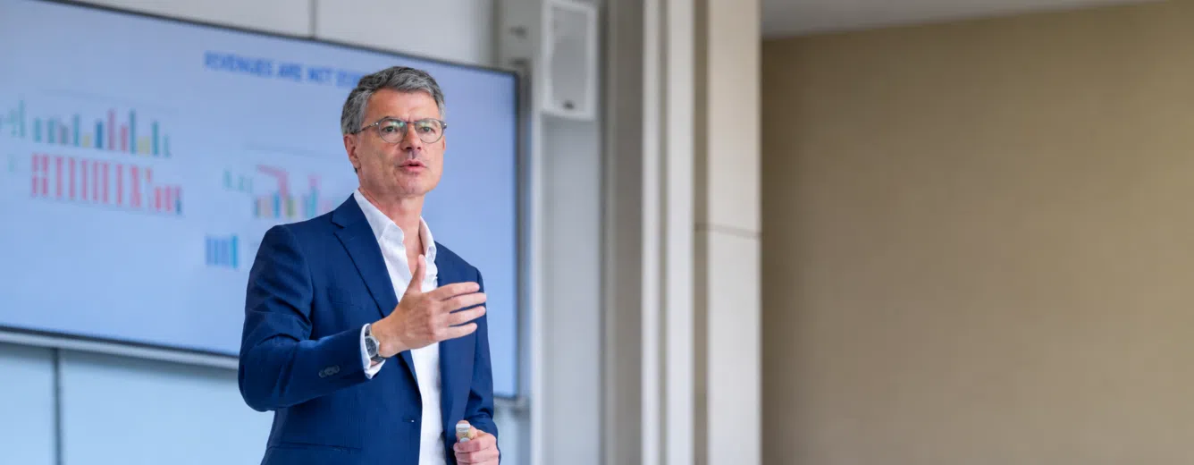 Frédéric Dalsace, Professor of Marketing and Strategy, presenting in front of a crowd - IMD Business School