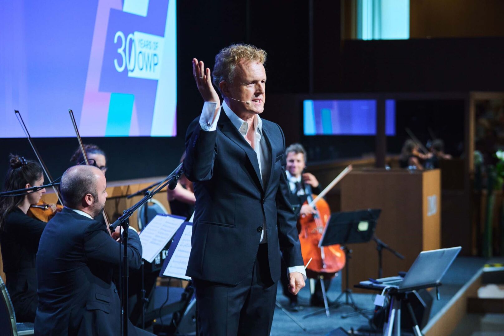 Comedian and conductor Rainer Hersch says managers striving to lead high-performance teams can find inspiration in the concert hall