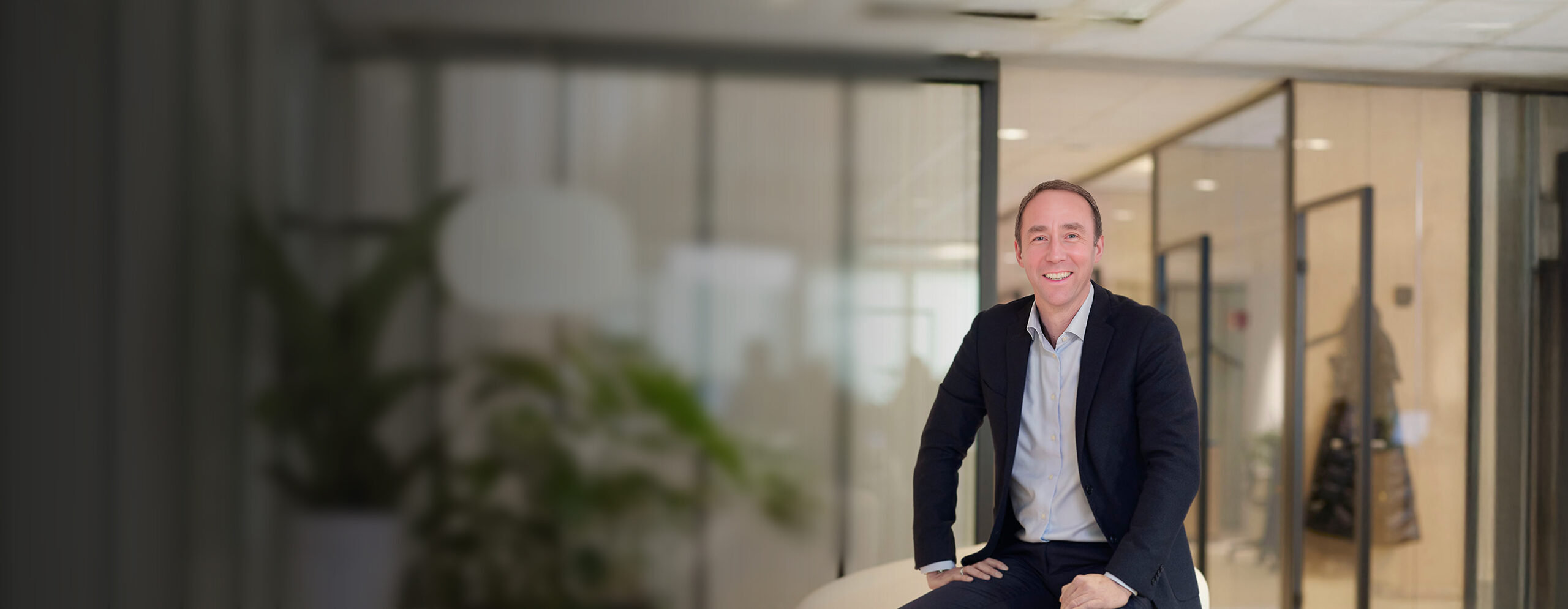 20250725-AI-Difference-Graphic-Magnus-Quote-banner-PG-2880x1120x2-with-gradient - IMD Business School