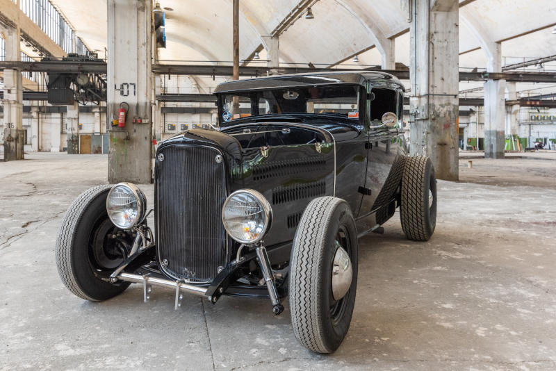 Hotrod in alter Fabrikhalle