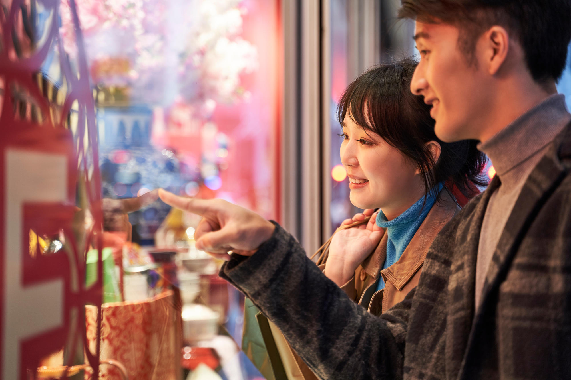 young asian couple shopping in modern city