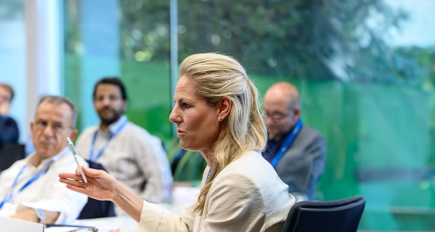 20251124-NPB-Homepage-Carousel_2HP-carousel-table-1500x800 - IMD Business School