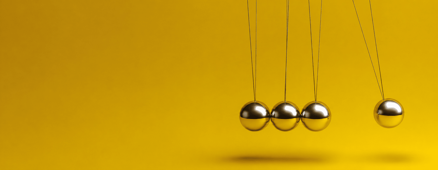 Golden Newton’s cradle in minimal space Golden Newton’s cradle in minimal space