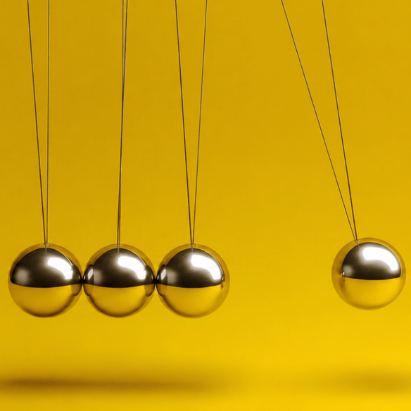 Golden Newton’s cradle in minimal space