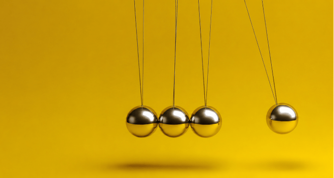 Golden Newton’s cradle in minimal space Golden Newton’s cradle in minimal space